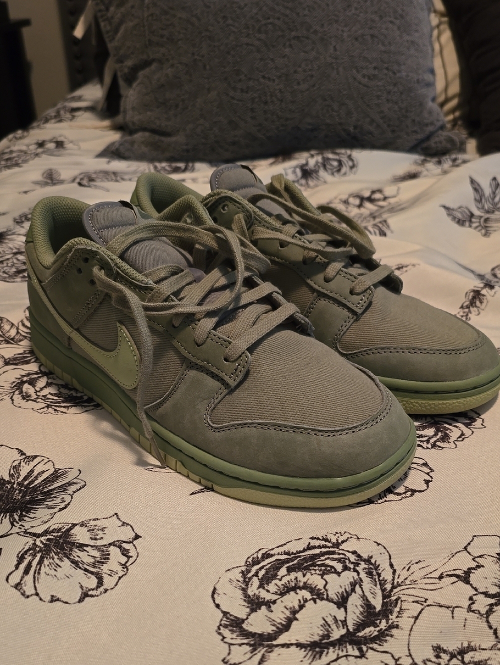 Nike Men's Low-Top Sneakers in Olive/Light Green